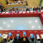Bascuñana y representantes de los distintos ayuntamientos, durante la firma de los convenios
