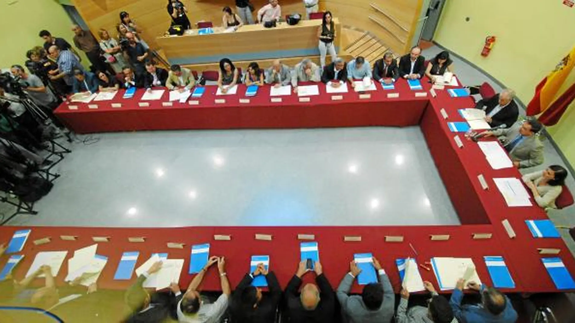 Bascuñana y representantes de los distintos ayuntamientos, durante la firma de los convenios