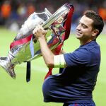 Xavi levanta la Copa de Europa con el balón debajo de la camiseta
