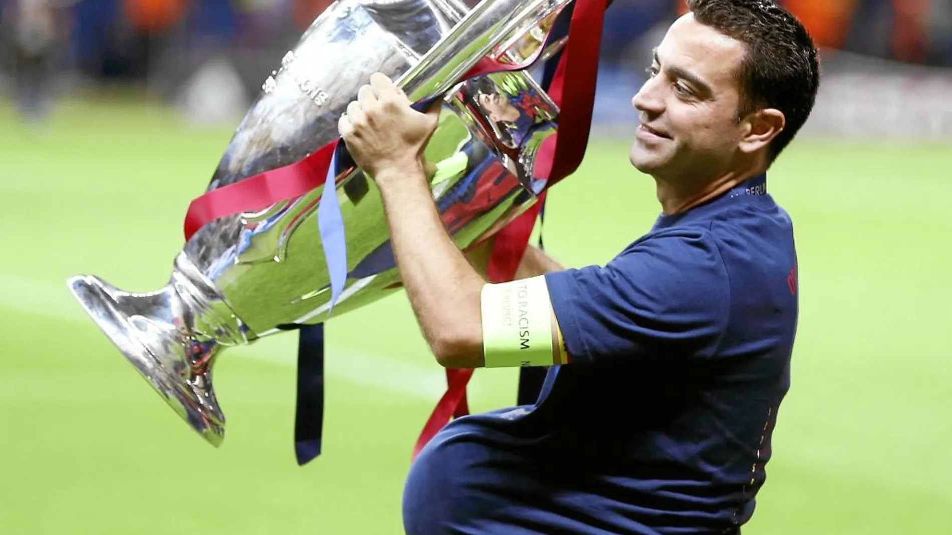 Xavi levanta la Copa de Europa con el balón debajo de la camiseta
