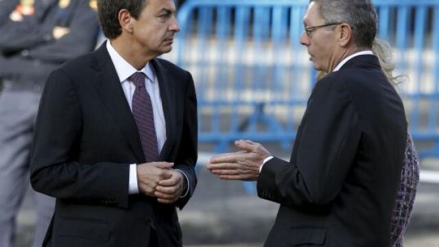 José Luis Rodríguez Zapatero, conversa con el alcalde de Madrid, Alberto Ruiz-Gallardón, a su llegada hoy a la plaza de Lima