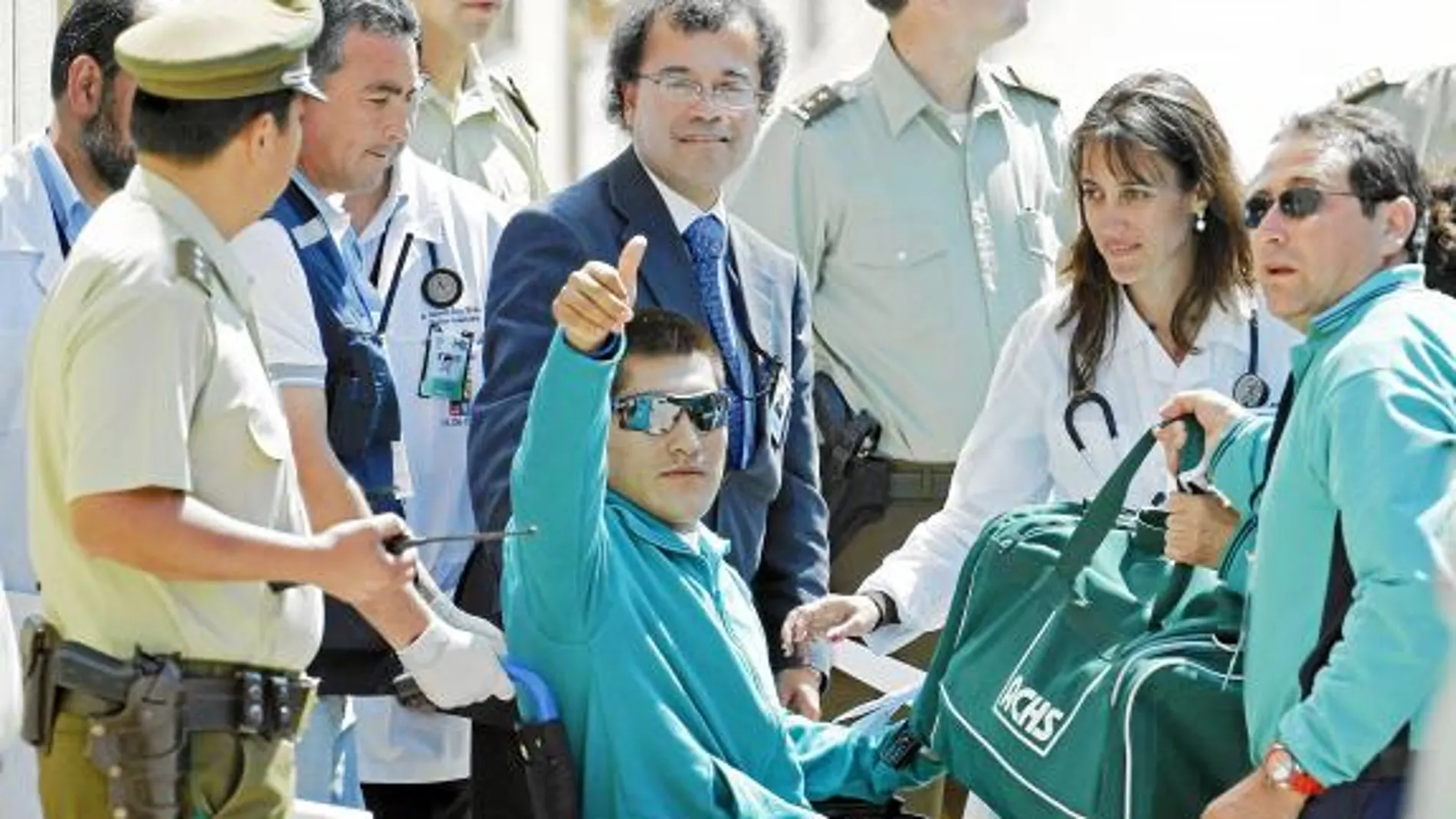 Carlos Mamani, boliviano, triunfante a su llegada al hospital