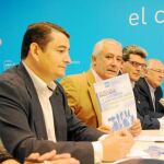 Javier Arenas muestra un documento con sus propuestas para controlar el gasto en la Administración