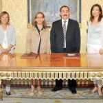 Julián Lanzarote con responsables de la «Red Madre» tras suscribir el convenio de colaboración