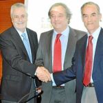 Griñán, en el momento de la firma del acuerdo de cooperación con las regiones del Algarve y el Alentejo