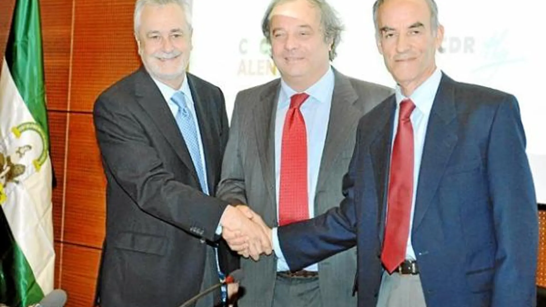 Griñán, en el momento de la firma del acuerdo de cooperación con las regiones del Algarve y el Alentejo