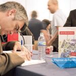 Javier Sáez de Ibarra firmó ayer en la Feria del Libro