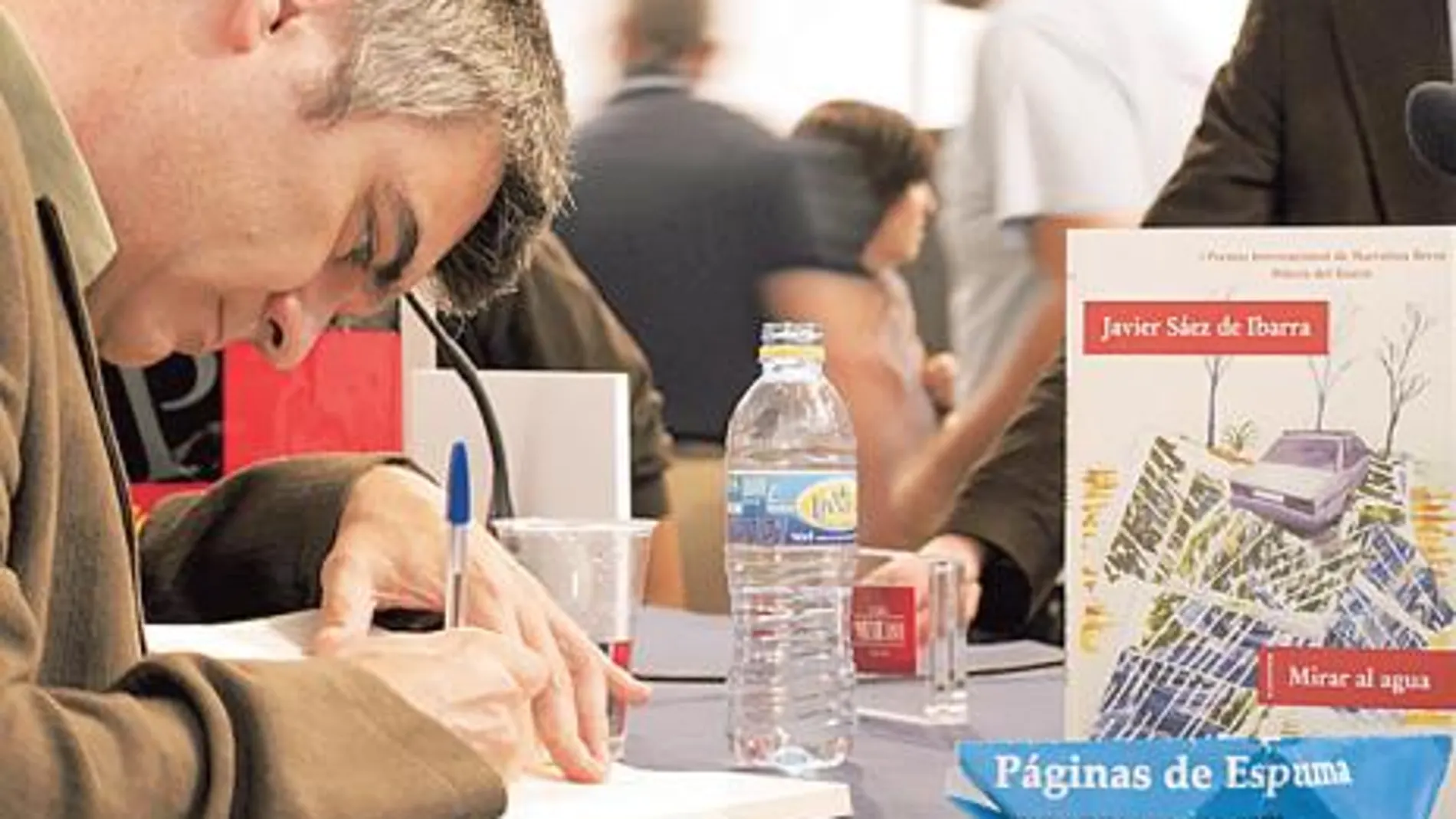 Javier Sáez de Ibarra firmó ayer en la Feria del Libro
