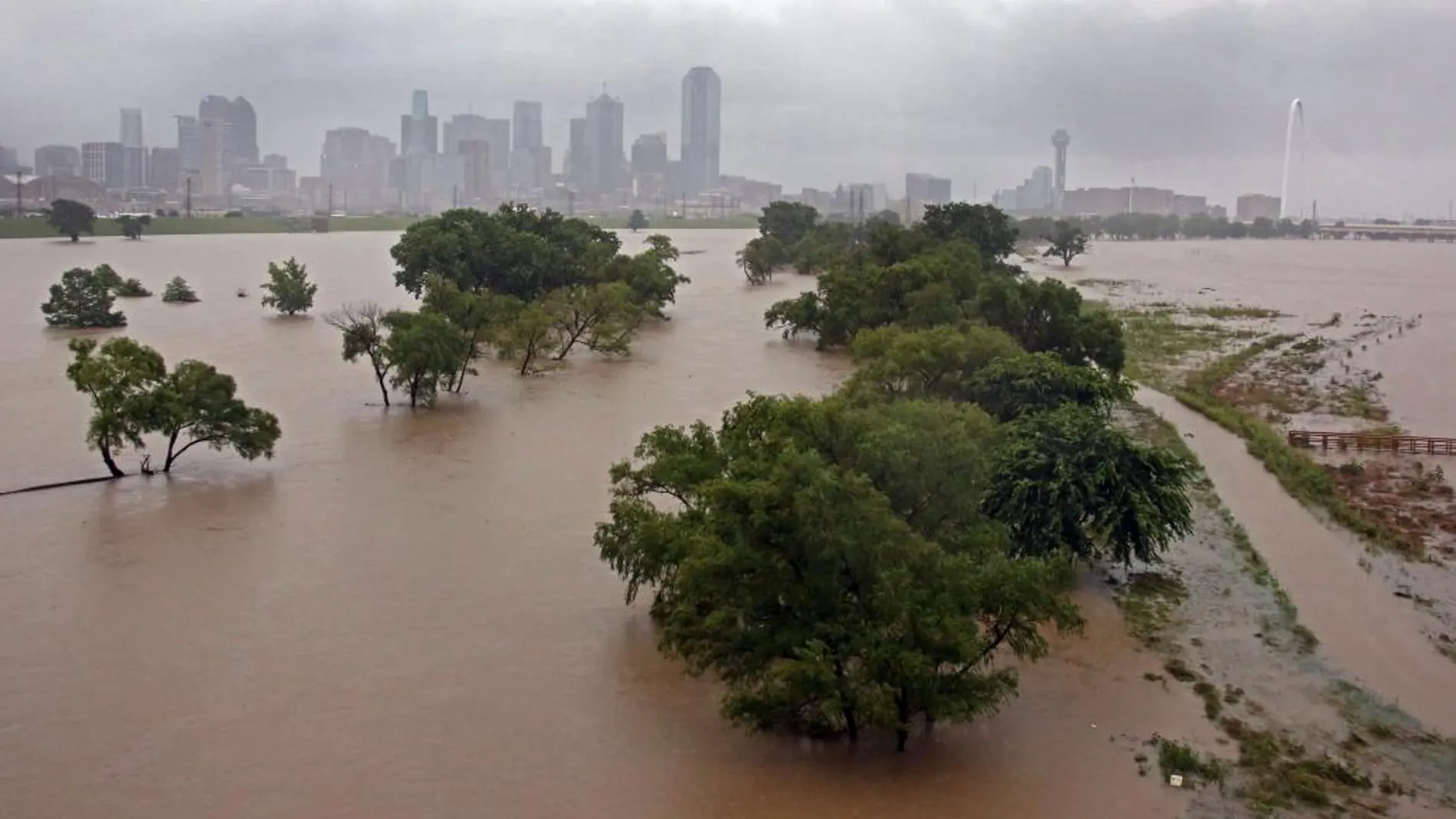 Las inundaciones han llegado a las puertas de la capital de Dallas