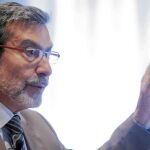 El ex-ministro Antonio Asunción provoca quebradros de cabeza a los dirigentes del PSOE