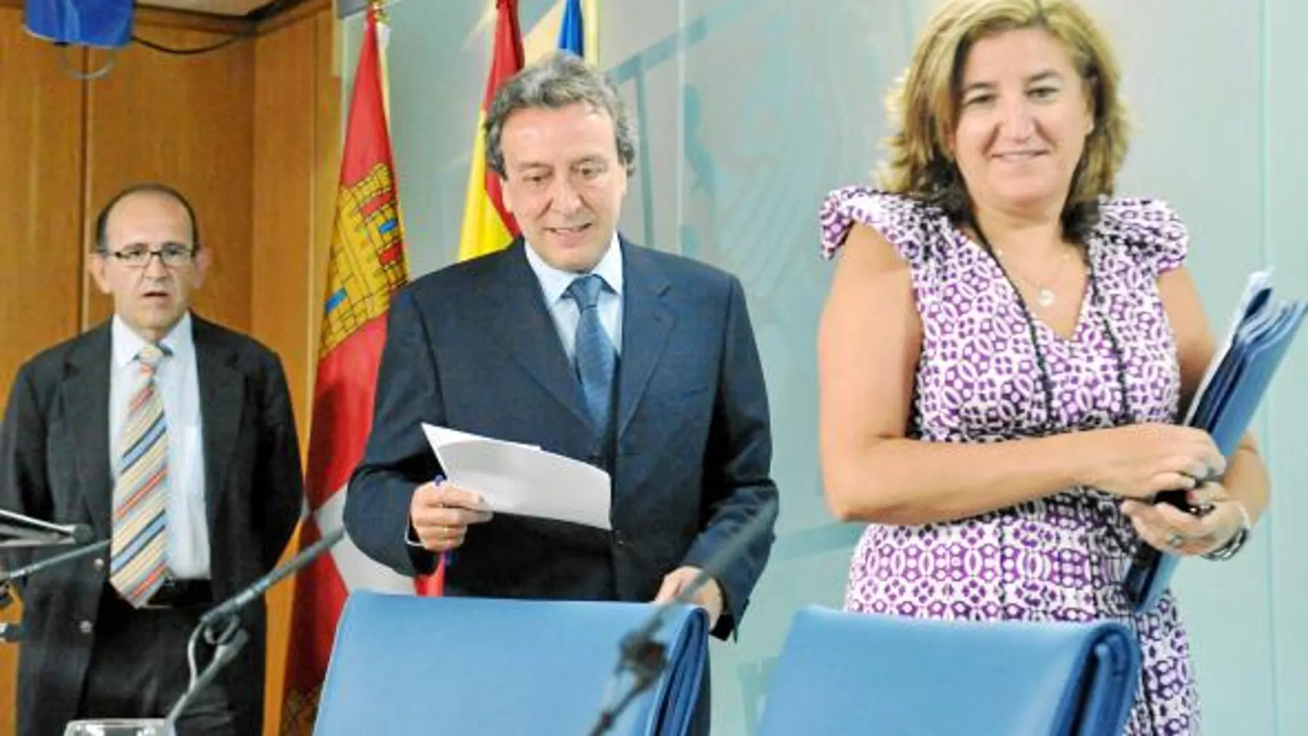 José Antonio de Santiago-Juárez, en rueda de prensa, junto a José Manuel Jiménez y María Jesús Pascual