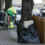 Un operario trabajando en una calle de Madrid