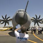 Vista del primer avión de transporte militar A400M en Sevilla.