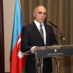 El embajador de Azerbaiyán, don Altai Efendiev pronuncia su discurso por el Día Nacional de su país.