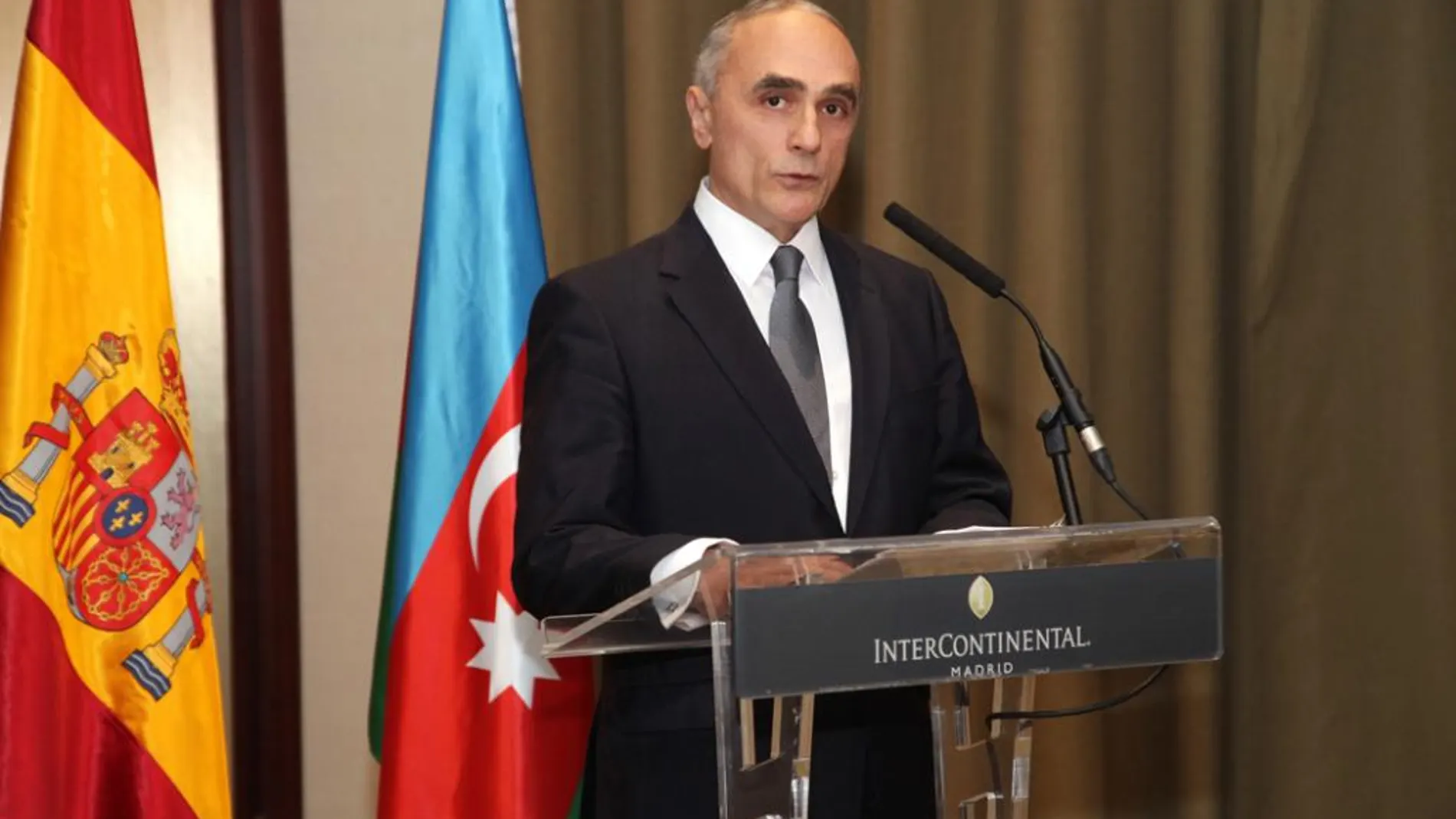 El embajador de Azerbaiyán, don Altai Efendiev pronuncia su discurso por el Día Nacional de su país.