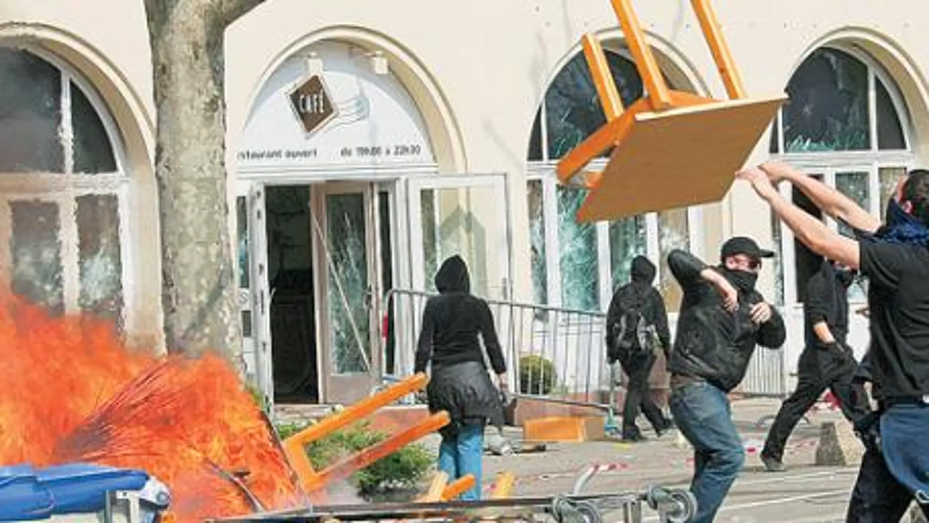 Cientos de «pacifistas» incendian hoteles y comercios en Estrasburgo
