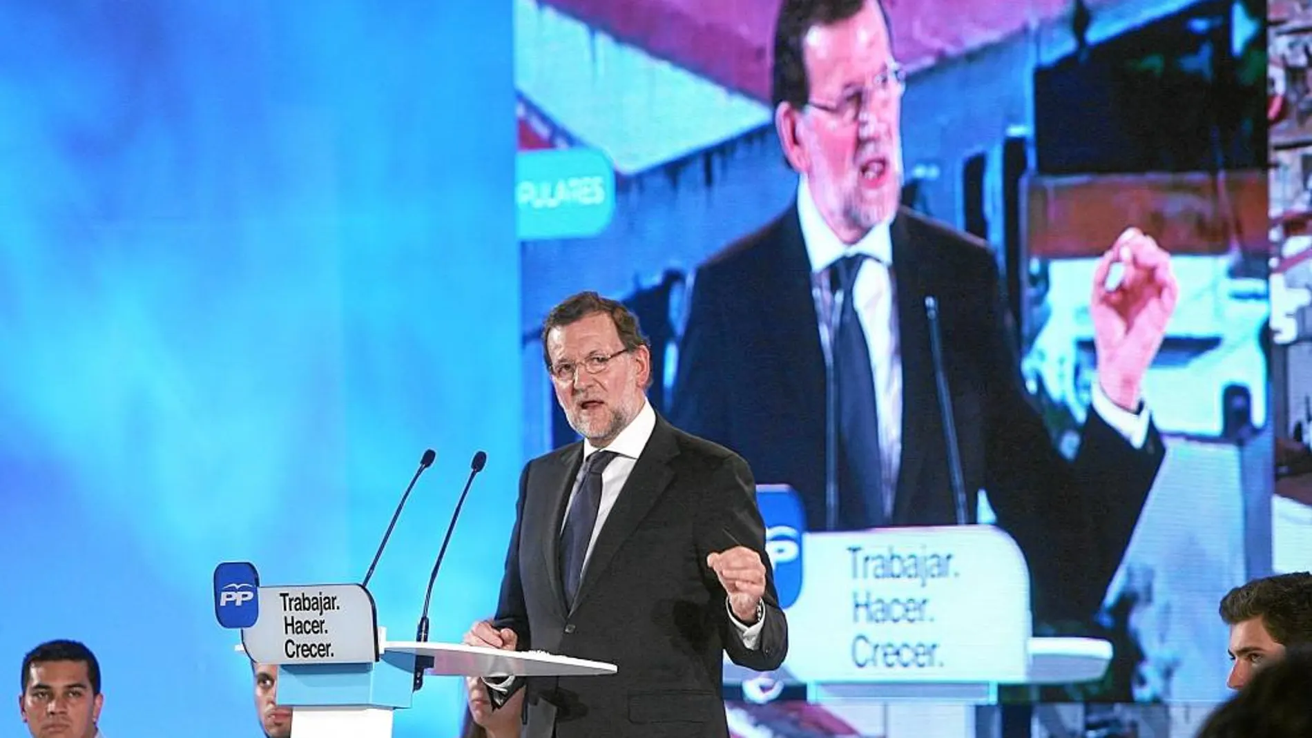 Mariano Rajoy ayer durante su mitin celebrado en Tarragona, donde arropó al alcaldable popular, Alejandro Fernández