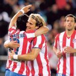 FORLÁN Y AGÜERO se abrazan tras uno de los goles del Atlético