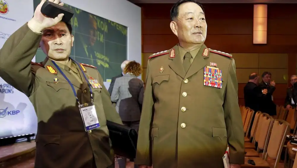 El ministro de defensa Hyon Yong Chol, a la derecha, durante una conferencia de seguridad.