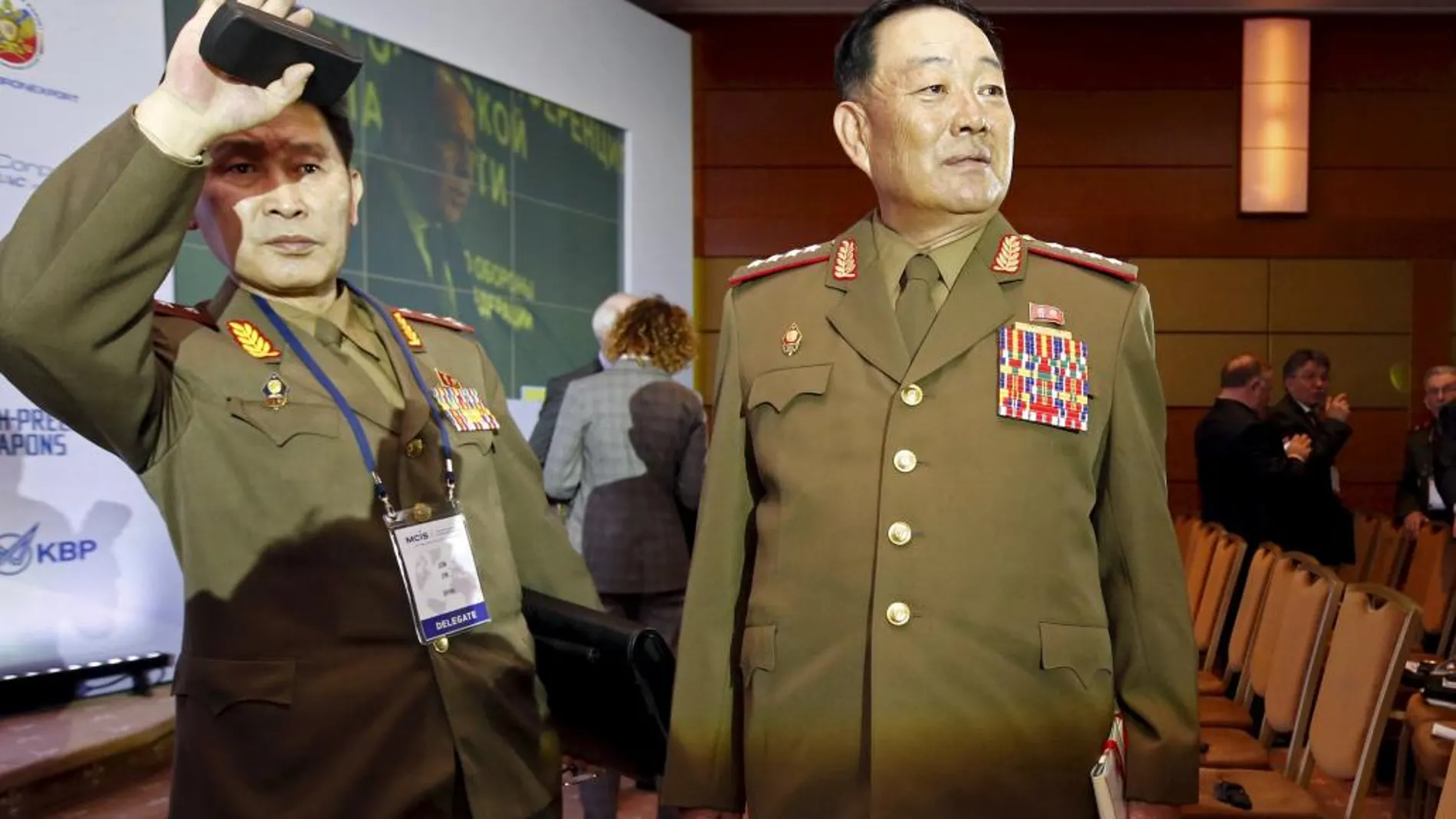 El ministro de defensa Hyon Yong Chol, a la derecha, durante una conferencia de seguridad.