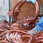 Un agente revisa una furgoneta llena de cable de cobre robado y pelado