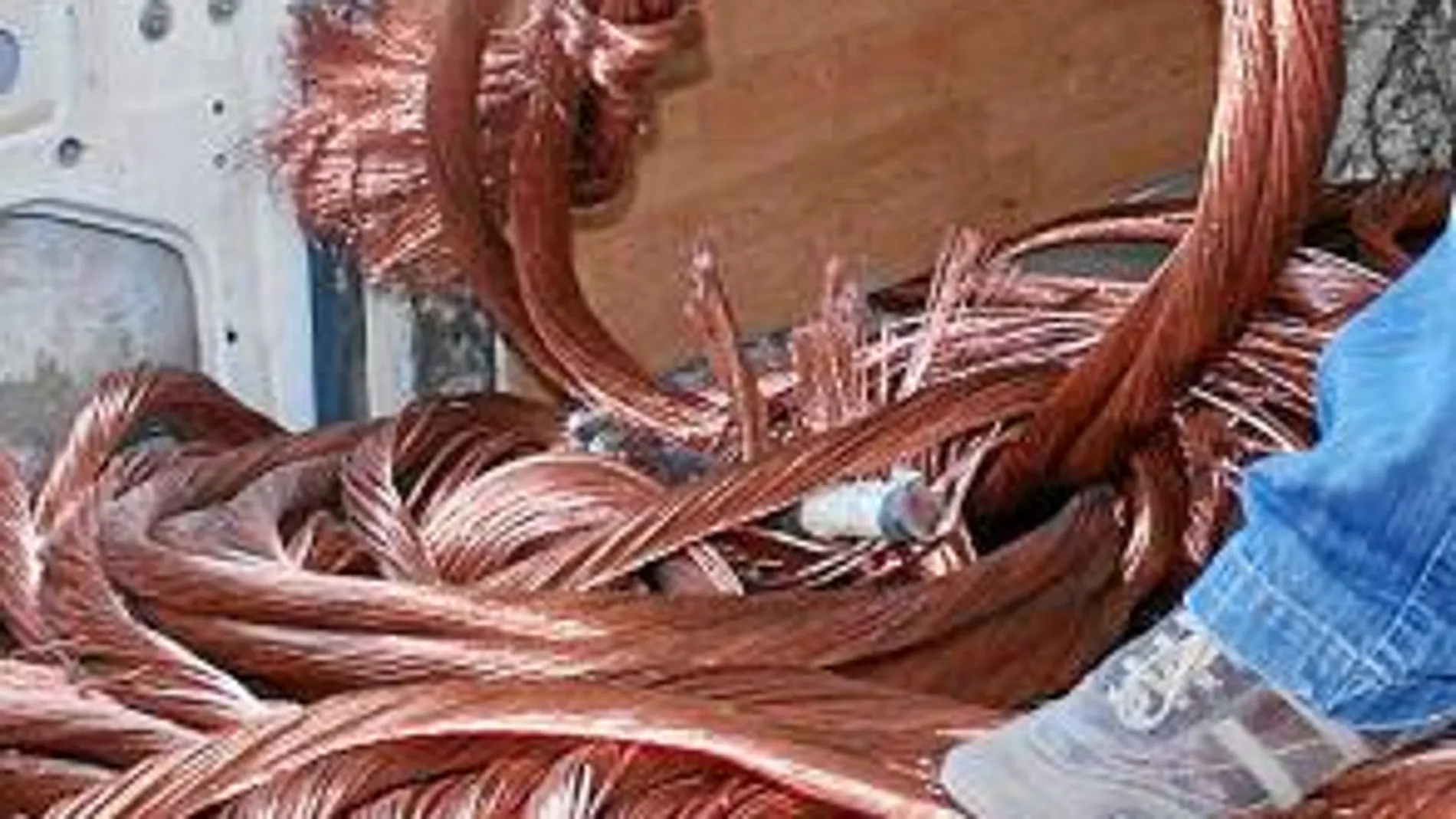 Un agente revisa una furgoneta llena de cable de cobre robado y pelado