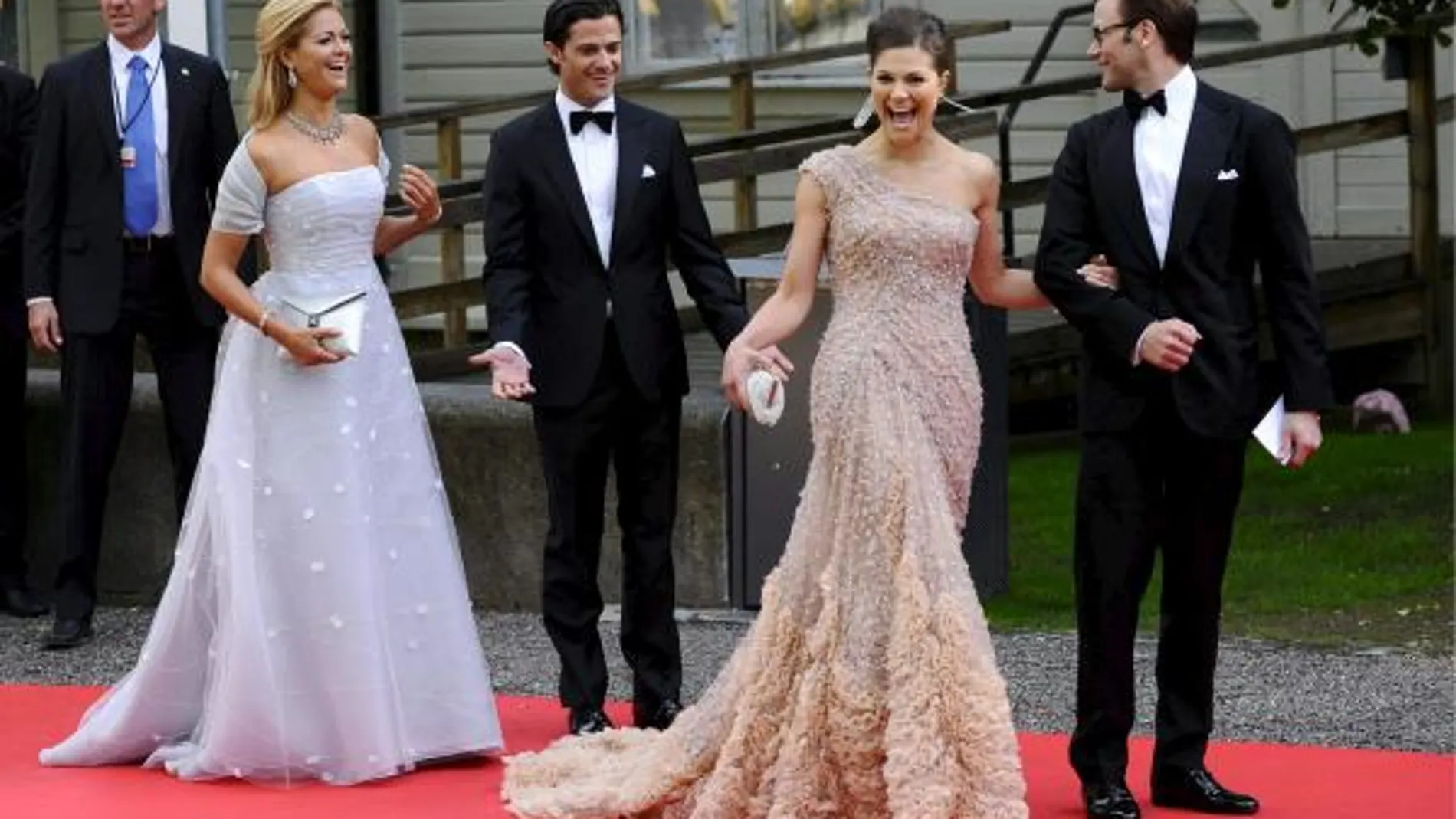 La princesa Magdalena de Suecia, su hermano el príncipe Carlos Felipe, y su hermana la princesa Victoria de Suecia, junto a su prometido Daniel Westling, llegan a la cena de gala