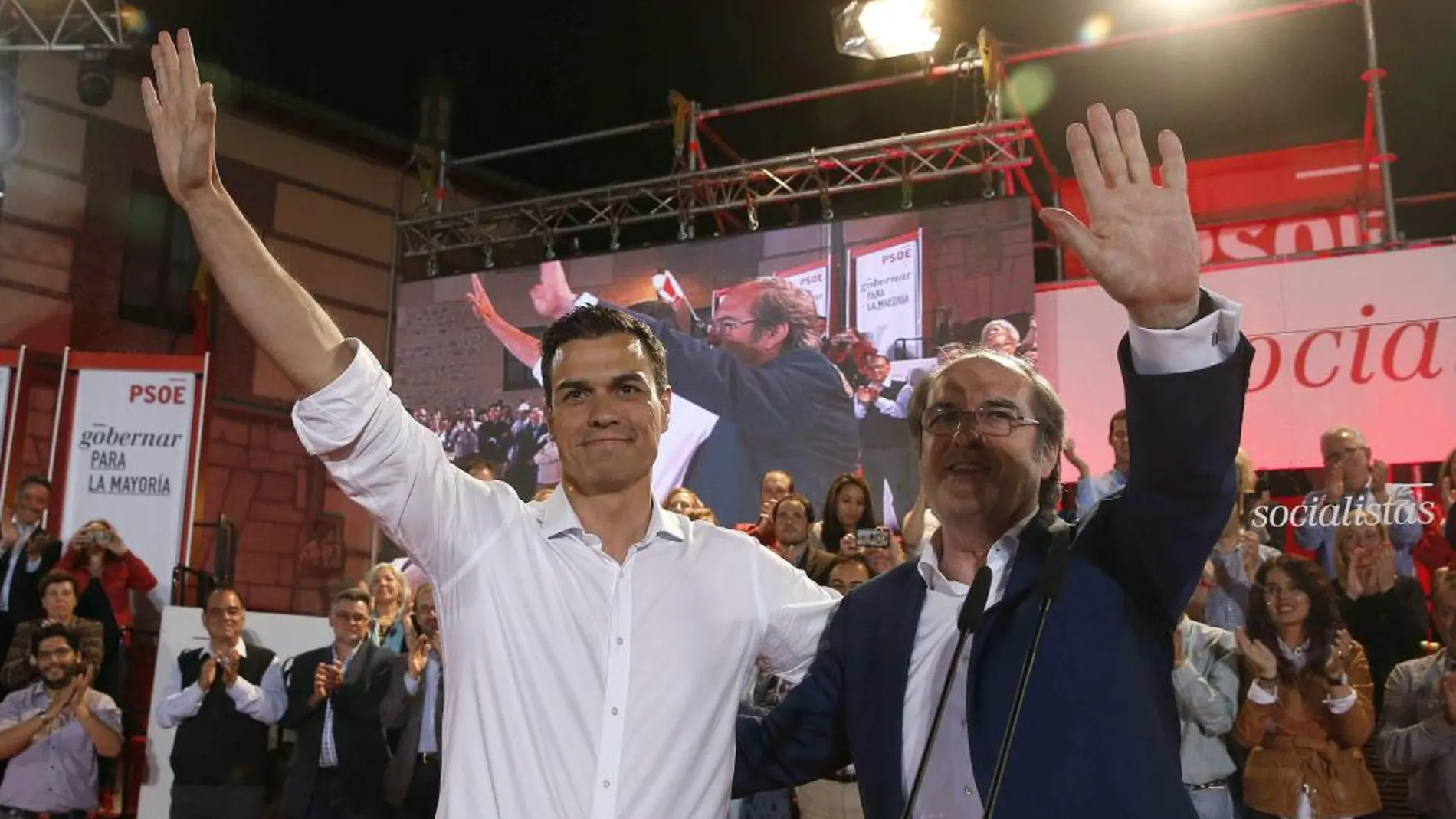 El secretario general del PSOE, Pedro Sánchez (i) y el candidato a la presidencia de la Comunidad de Madrid, Ángel Gabilondo (d), en el inicio de campaña electoral