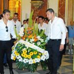 Los futbolistas del Valencia C.F. visitaron ayer la Basílica para realizar la ofrenda floral a la Virgen