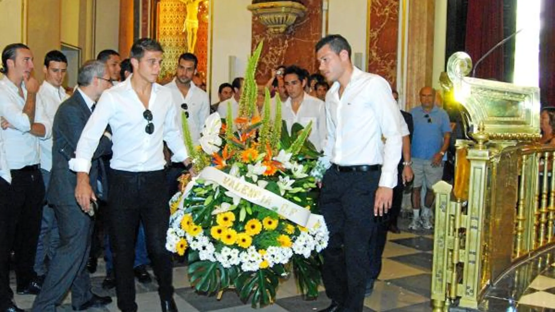 Los futbolistas del Valencia C.F. visitaron ayer la Basílica para realizar la ofrenda floral a la Virgen