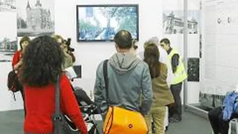 Barceloneses hacen cola en el punto de votación de los Jardinets de Gràcia, donde hubo incidencias