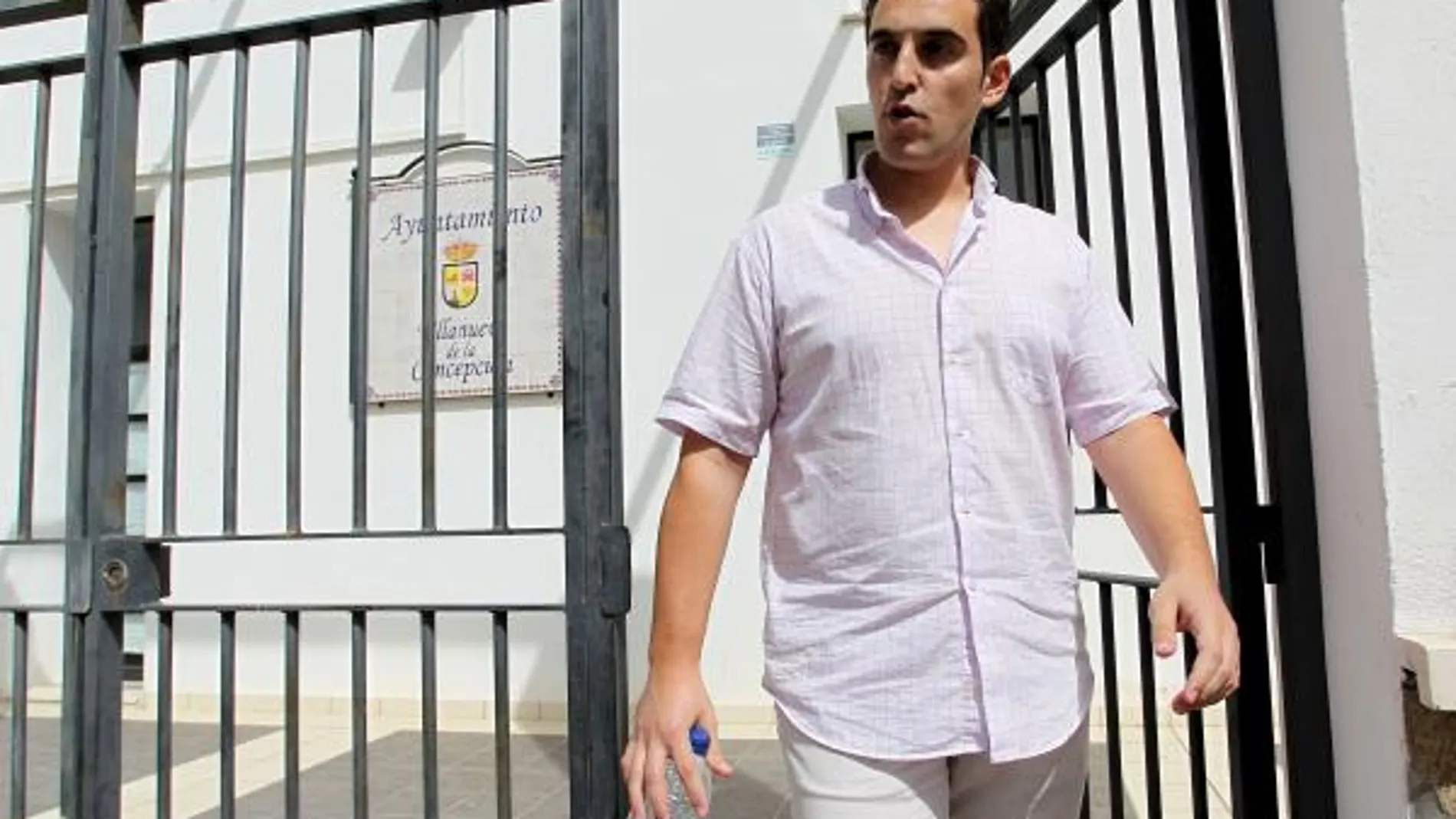 El alcalde de Villanueva de la Concepción (Málaga), Ernesto José Silva, del grupo político Foro Andaluz, sale del consistorio después de que agentes de la Guardia Civil practicaran, desde primera hora de esta mañana, un registro en el ayuntamiento