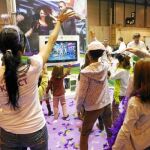 Los más pequeños pueden probar «Kinect», la apuesta de Microsoft para jugar a la videoconsola sin mando