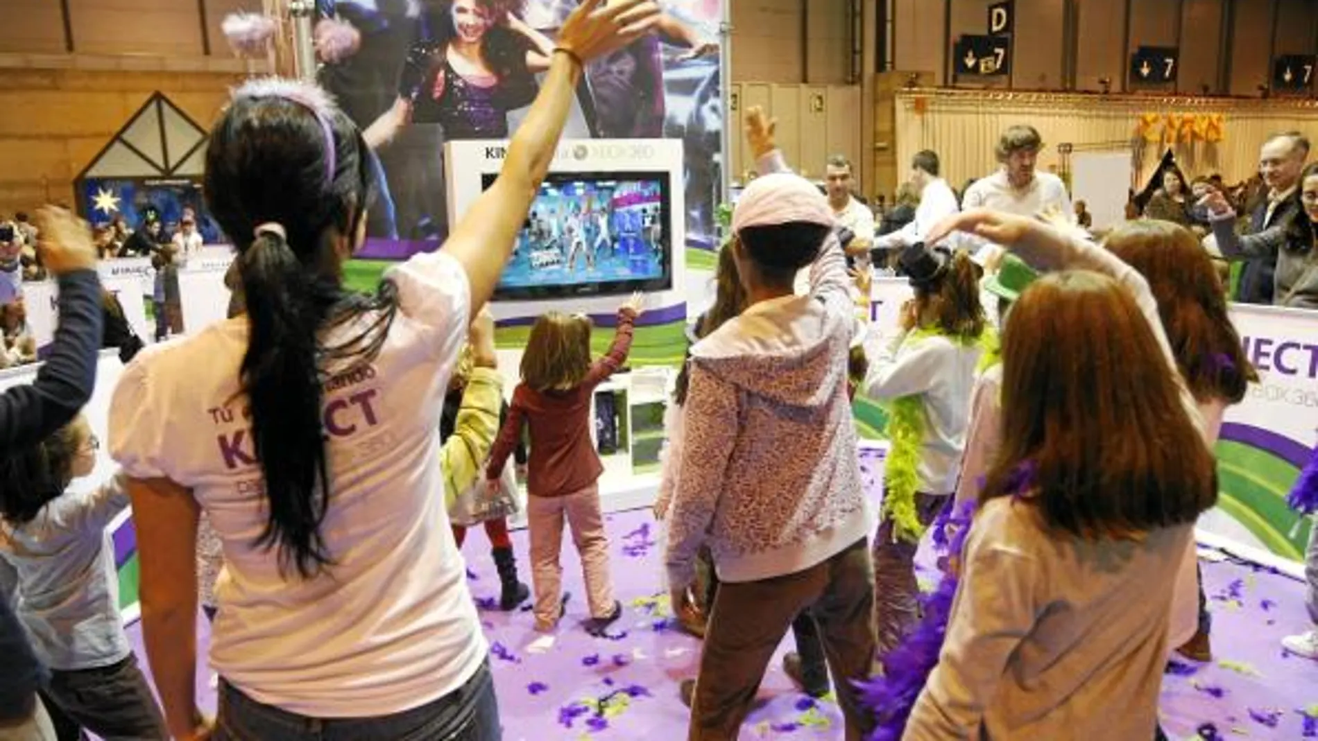 Los más pequeños pueden probar «Kinect», la apuesta de Microsoft para jugar a la videoconsola sin mando