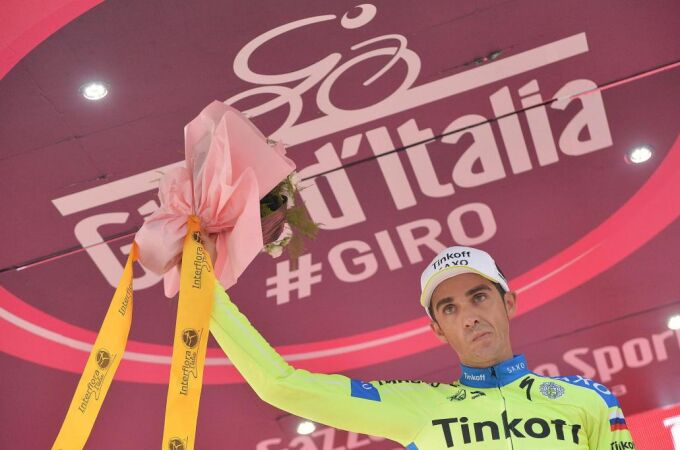 Alberto Contador posó como líder del Giro sin la maglia rosa, que no pudo ponerse debido a los fuertes dolores que sufría.