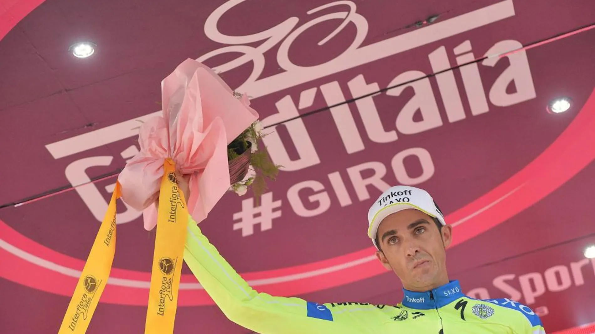 Alberto Contador posó como líder del Giro sin la maglia rosa, que no pudo ponerse debido a los fuertes dolores que sufría.