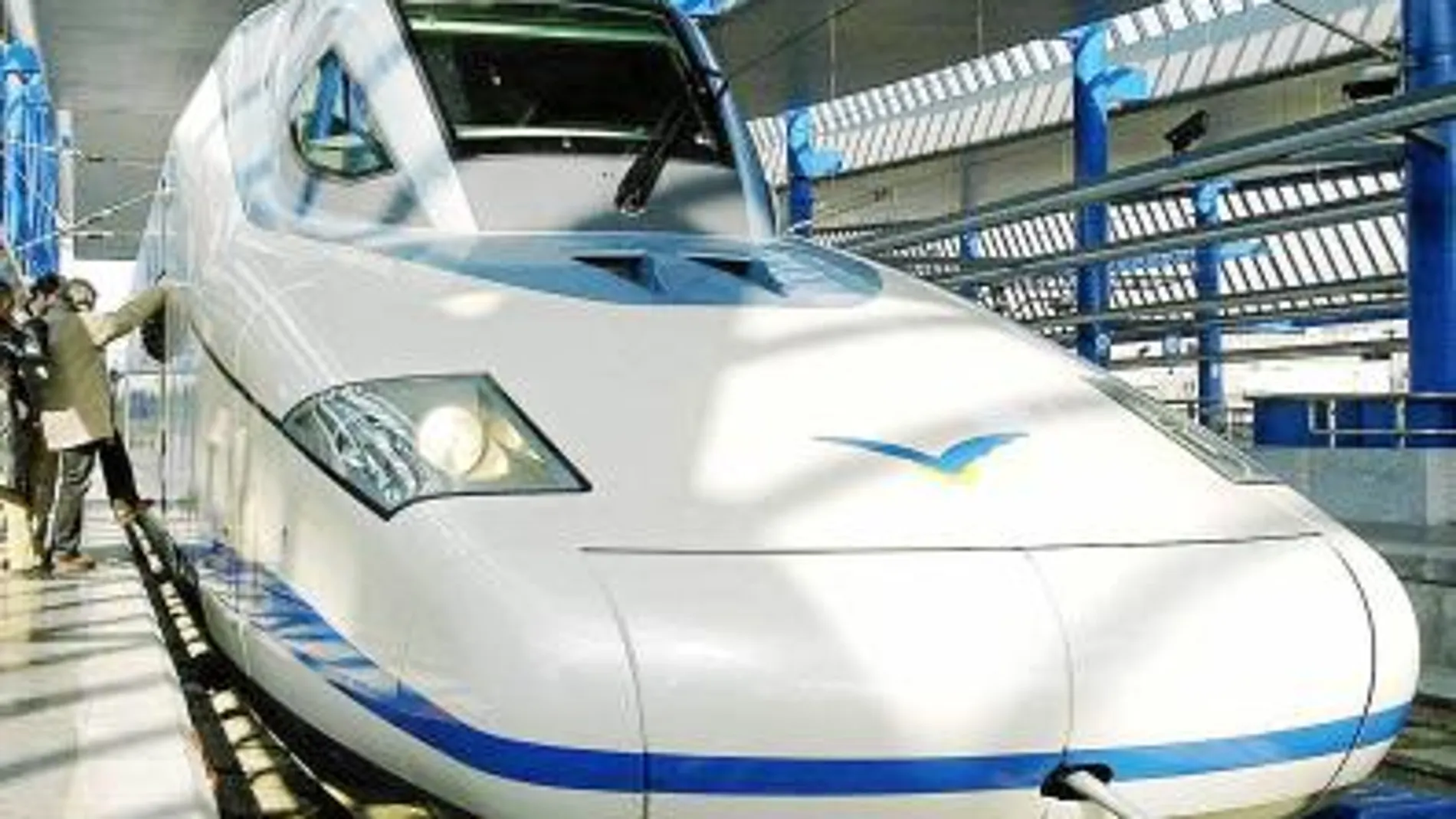 En la imagen, el tren que inauguró la ruta Madrid¿Lleida del AVE en la nueva estación de la ciudad