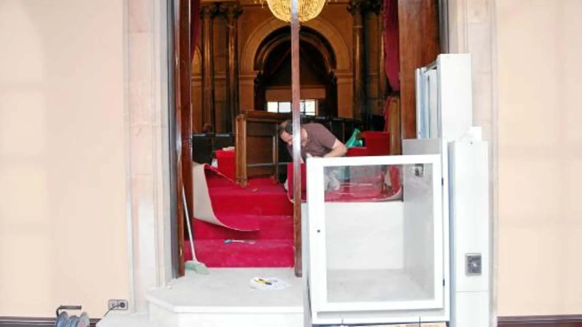 Dos plataformas elevadoras facilitarán el acceso de los diputados en silla de ruedas al hemiciclo del Parlament
