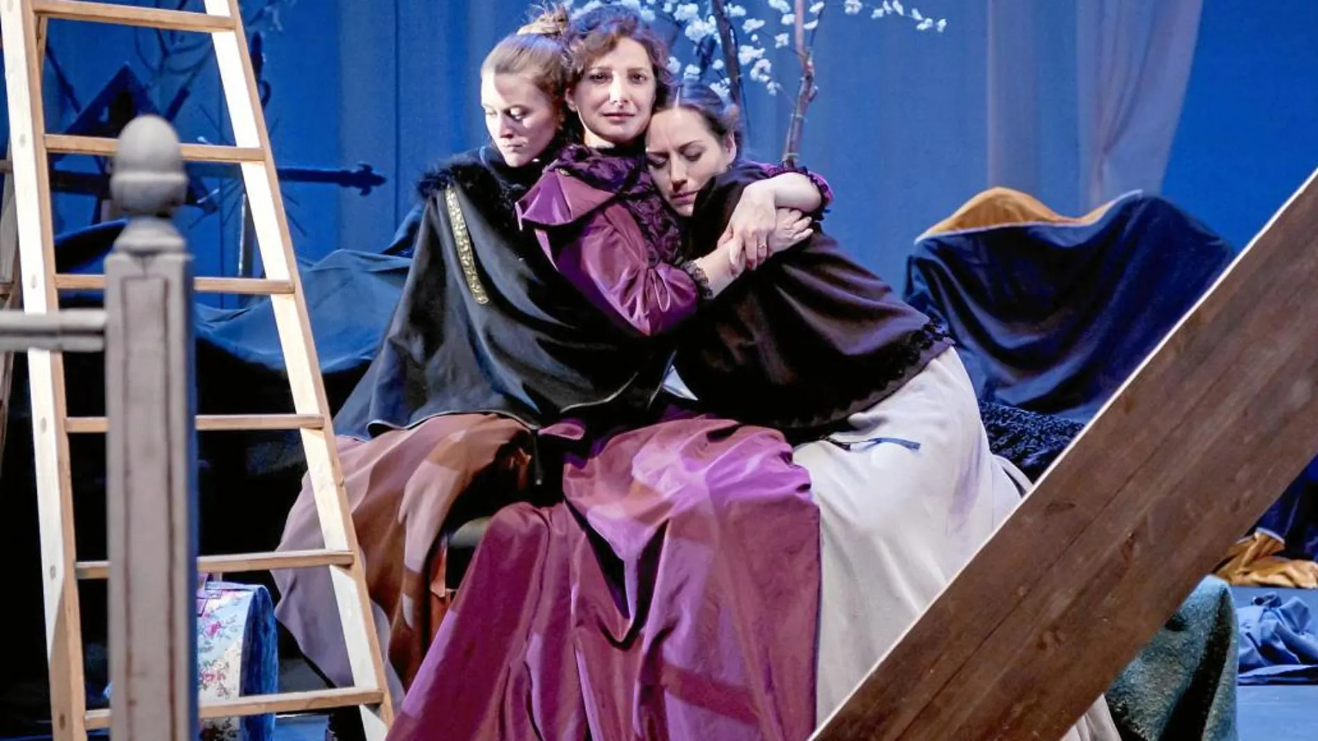 Bello funeral. Marta Belaustegui, como Liubva, rodeada por Lorena Neumann (Ania) y Laura Martínez (Varia), en la obra