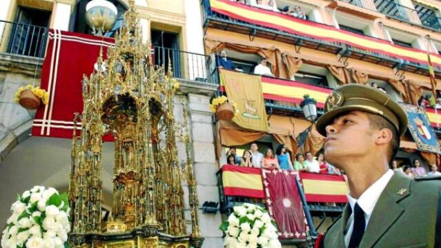 La bandera nacional no recibirá a la Custodia a la salida de la catedral