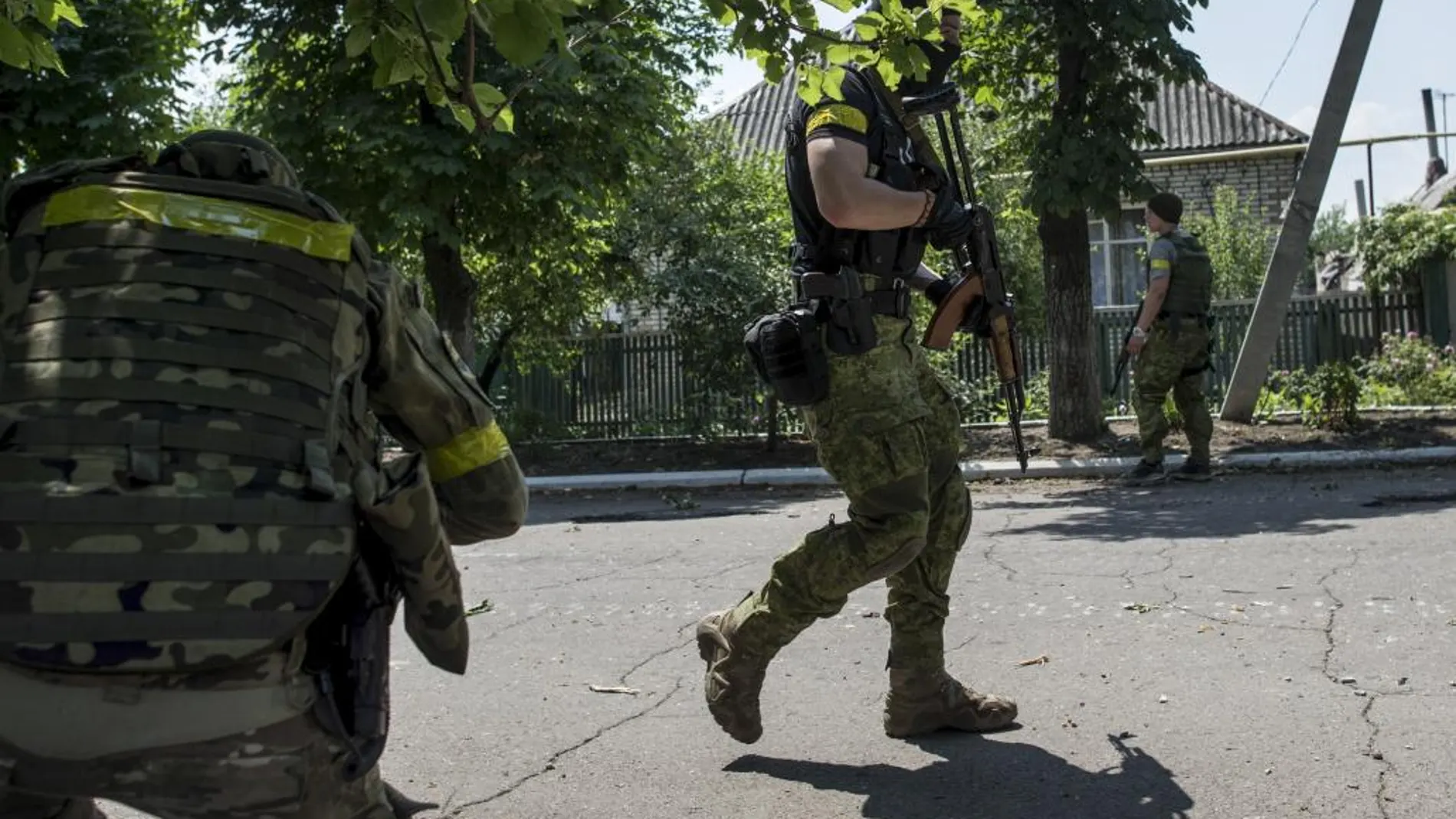 Soldados ucranianos buscan rebeldes casa por casa en Donetsk
