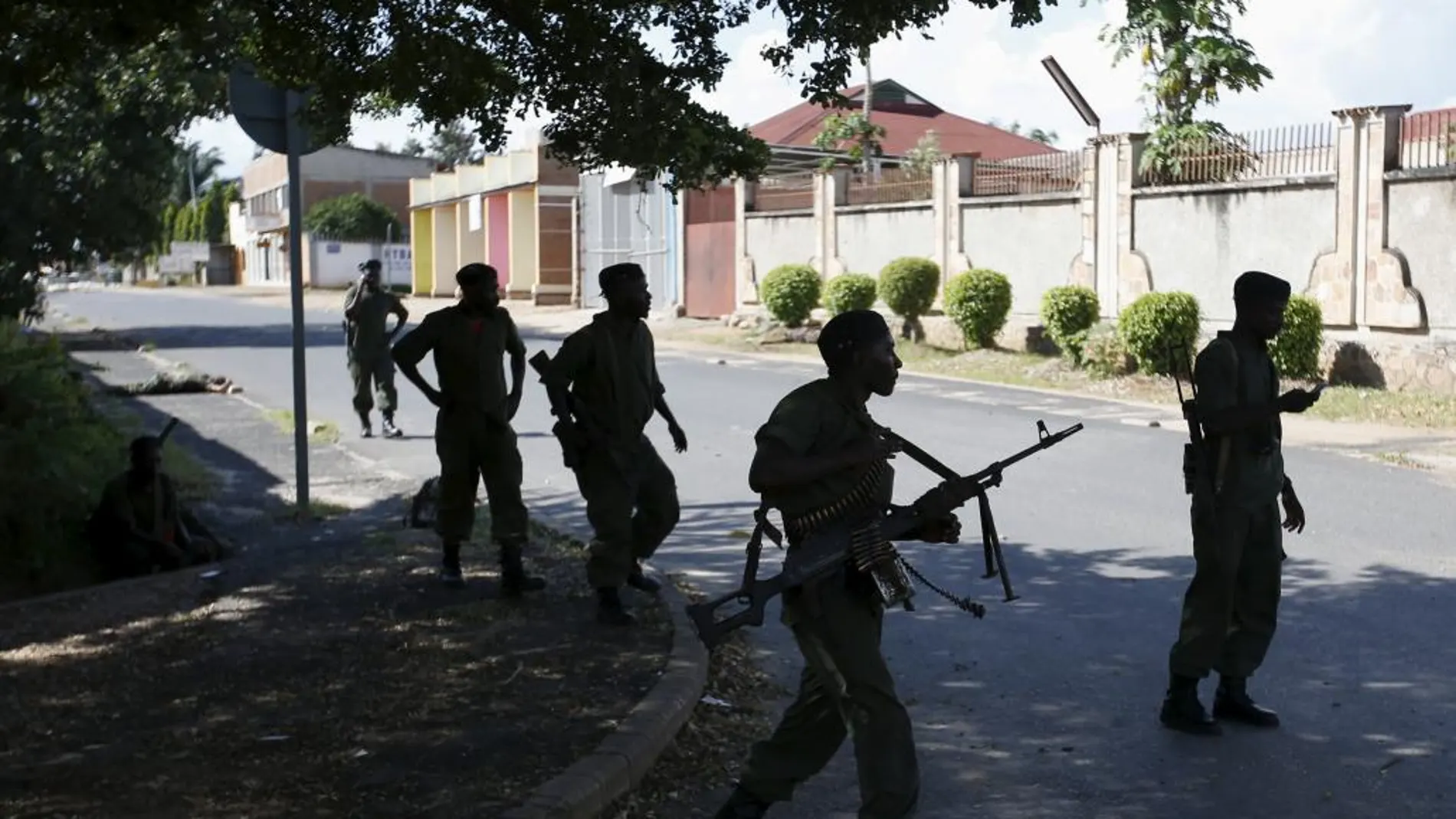 Soldados leales al presidente pasan junto al cuerpo sin vida de un golpista en Bujumbura,Reuters