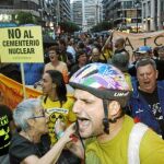 Un millar de personas se concentró ayer ante la Subdelegación del Gobierno en Valencia para protestar por la ubicación del ATC en Zarra