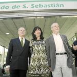 Luis Uruñuela, Pilar González y Alejandro Rojas-Marcos, junto al metro