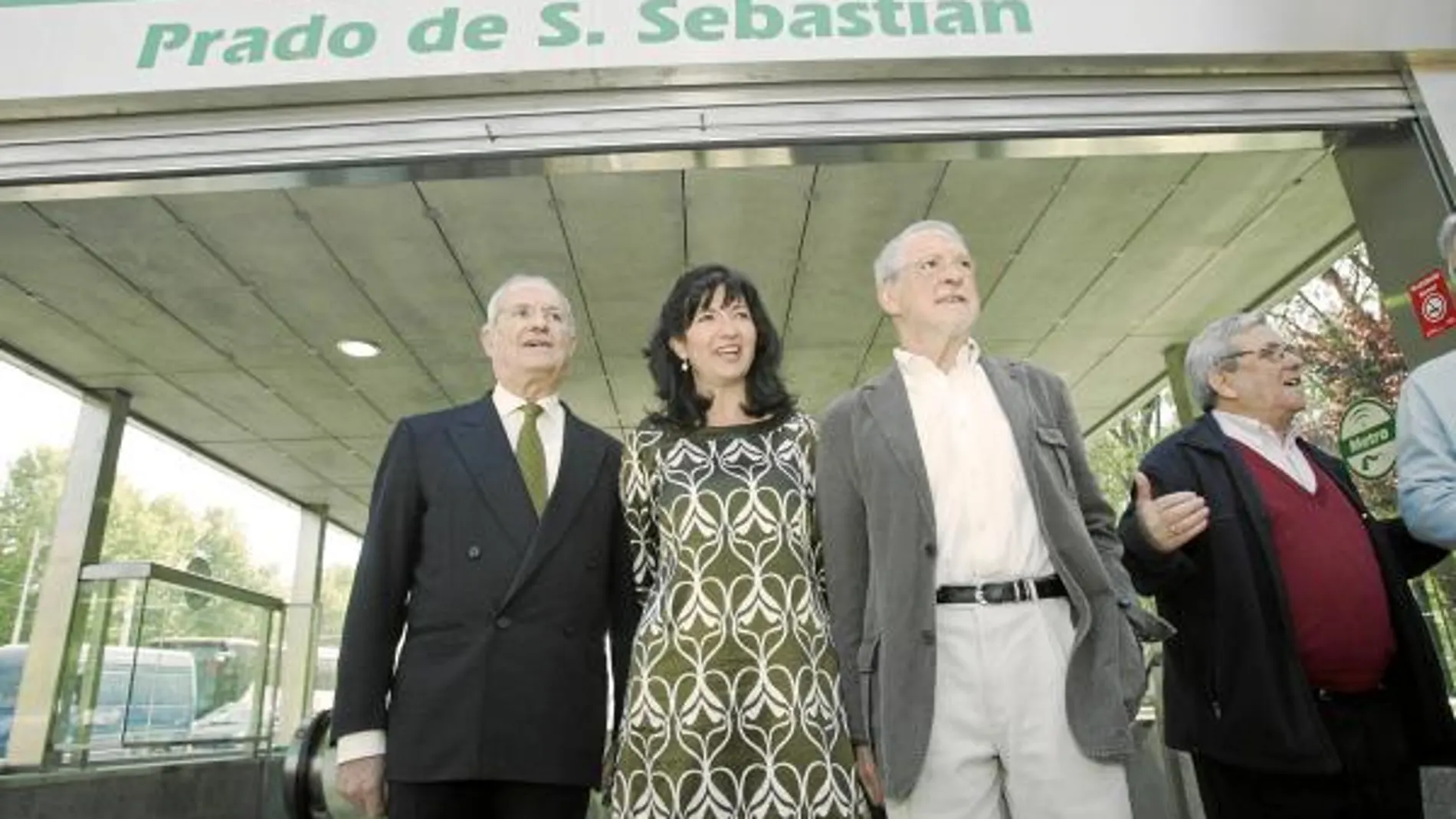 Luis Uruñuela, Pilar González y Alejandro Rojas-Marcos, junto al metro