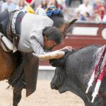 Sergio Galán se adorna con un desplante a lomos del bayo oscuro «Artista»