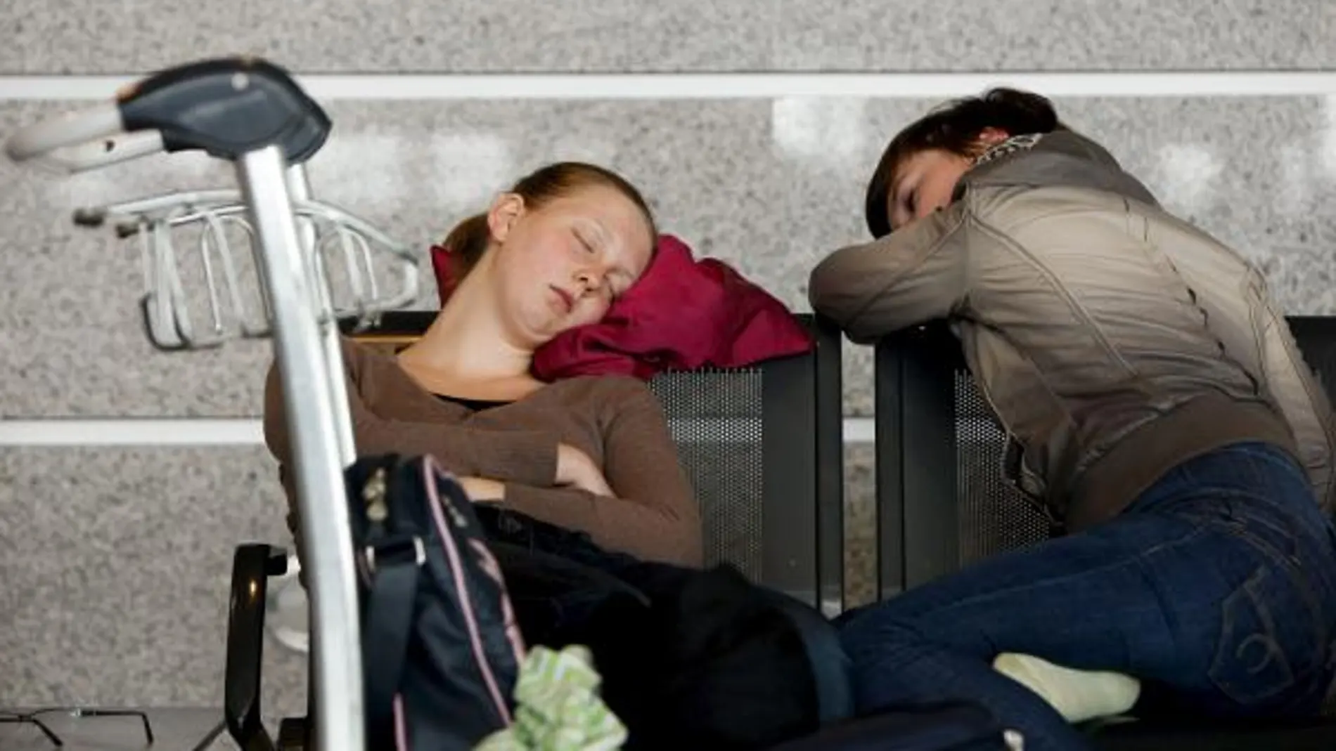 Dos pasajeros duermen en el aeropuerto de Porto, en Portugal