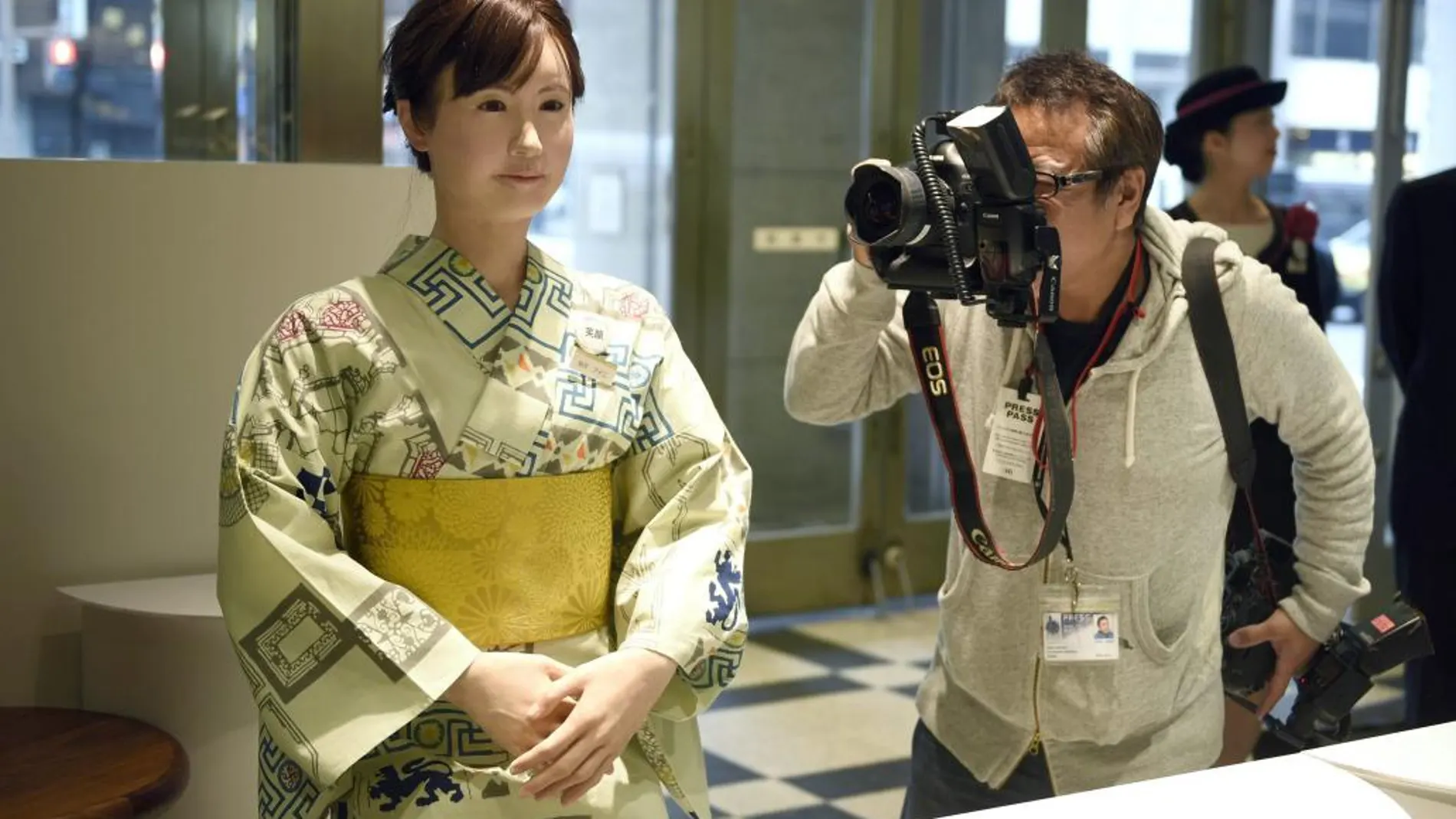 Aiko Chihara trabaja «igual que otras recepcionistas», explicó hoy a Efe Shintaro Yamamoto, director de ventas de Mitsukoshi.