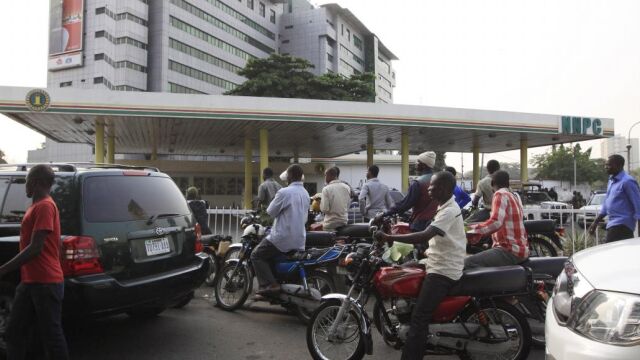Colas para comprar gasolina en Lagos, en una imagen de archivo