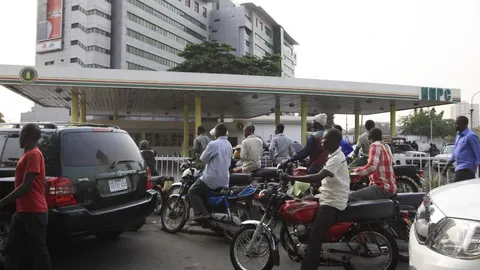 Colas para comprar gasolina en Lagos, en una imagen de archivo